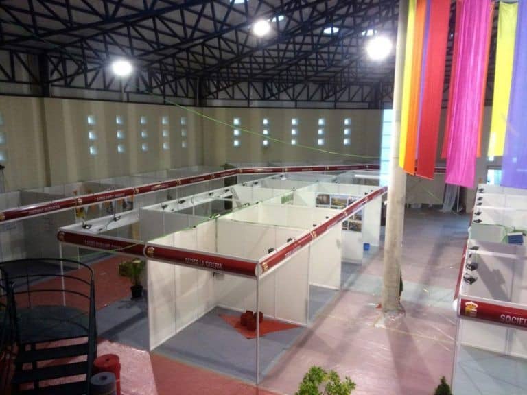 Alquiler de stands modulares para eventos y ferias comerciales, con diseño personalizable y estructura adaptable, ideal para empresas que buscan soluciones rápidas y eficientes para exposiciones. Stand desmontable, fácil de transportar y montar, perfecto para eventos corporativos.