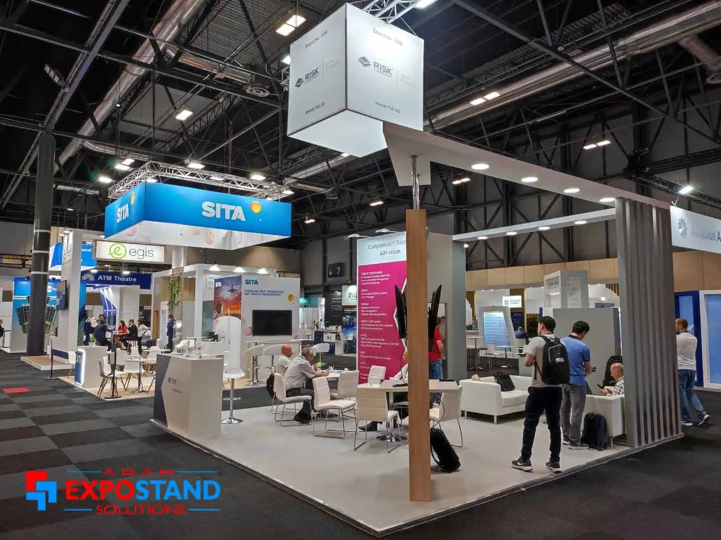 Stand de SITA con estructura de madera en un pabellón de feria